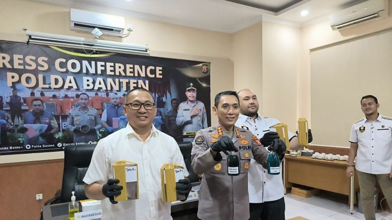 Polda Banten mengungkap praktik pemalsuan BBM Pertamax di SPBU Ciceri, Serang; dua tersangka ditangkap dan terancam hukuman enam tahun penjara serta denda Rp60 miliar.