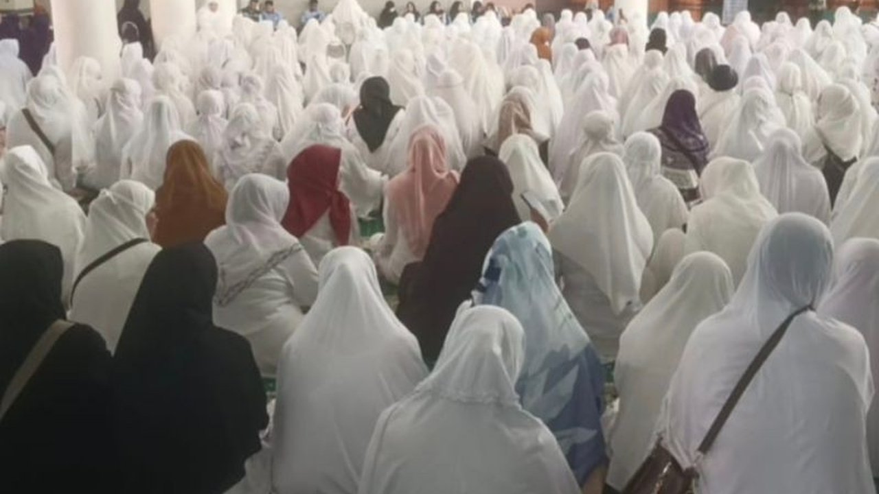 Wali Kota Bandarlampung, Eva Dwiana, melepas 1.500 calon haji untuk berangkat ke Tanah Suci pada awal Mei, dengan imbauan persiapan obat-obatan dan mengikuti instruksi petugas.