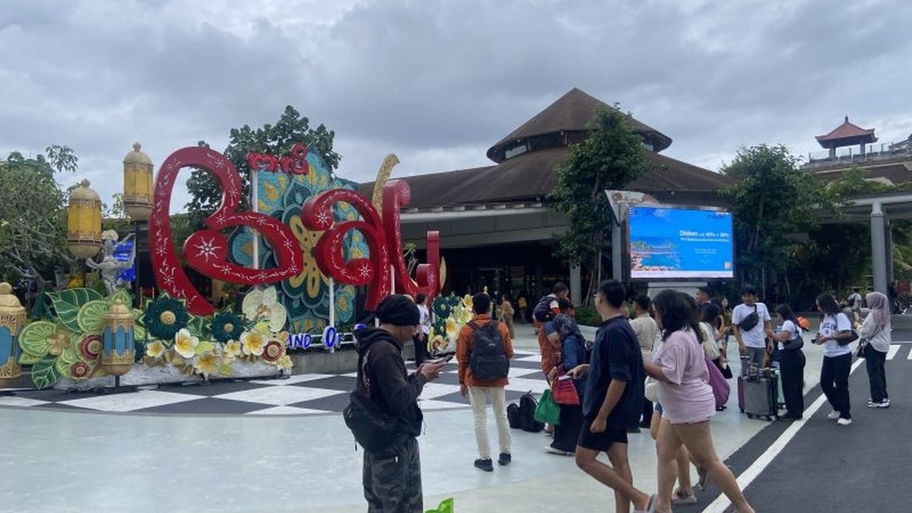 Lonjakan penumpang di Bandara I Gusti Ngurah Rai pada triwulan pertama 2025 mencapai 5.208.342 orang, menunjukkan daya tarik Bali yang tak pernah padam bagi wisatawan domestik maupun internasional.