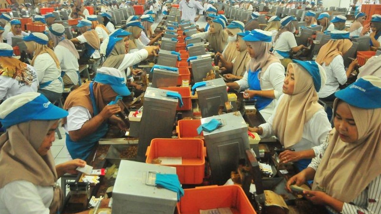 Kesejahteraan buruh di Indonesia menjadi kunci daya saing ekonomi nasional, meskipun masih dihadapkan pada tantangan upah rendah, kecelakaan kerja, dan perlindungan sosial yang minim.