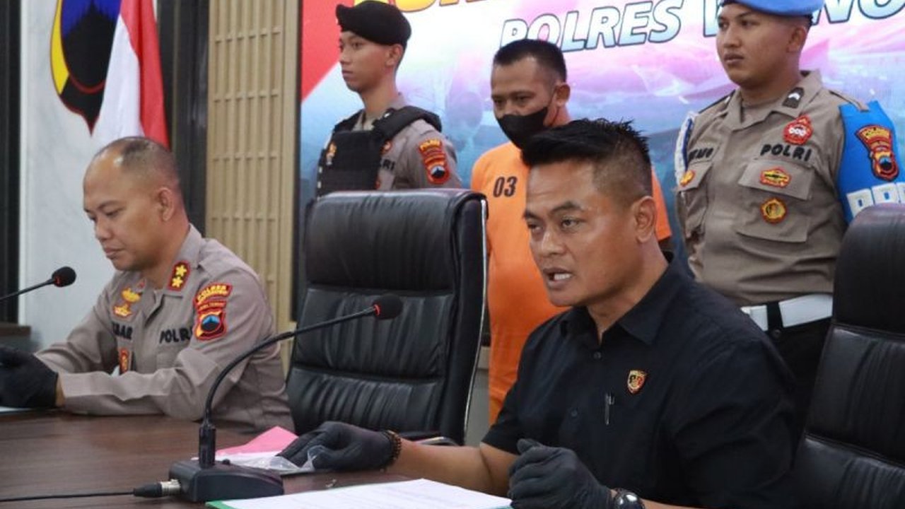 Warga Wonosobo, EW (45), ditangkap karena menjual togel Hongkong di warungnya dan terancam hukuman 10 tahun penjara atau denda Rp25 juta.