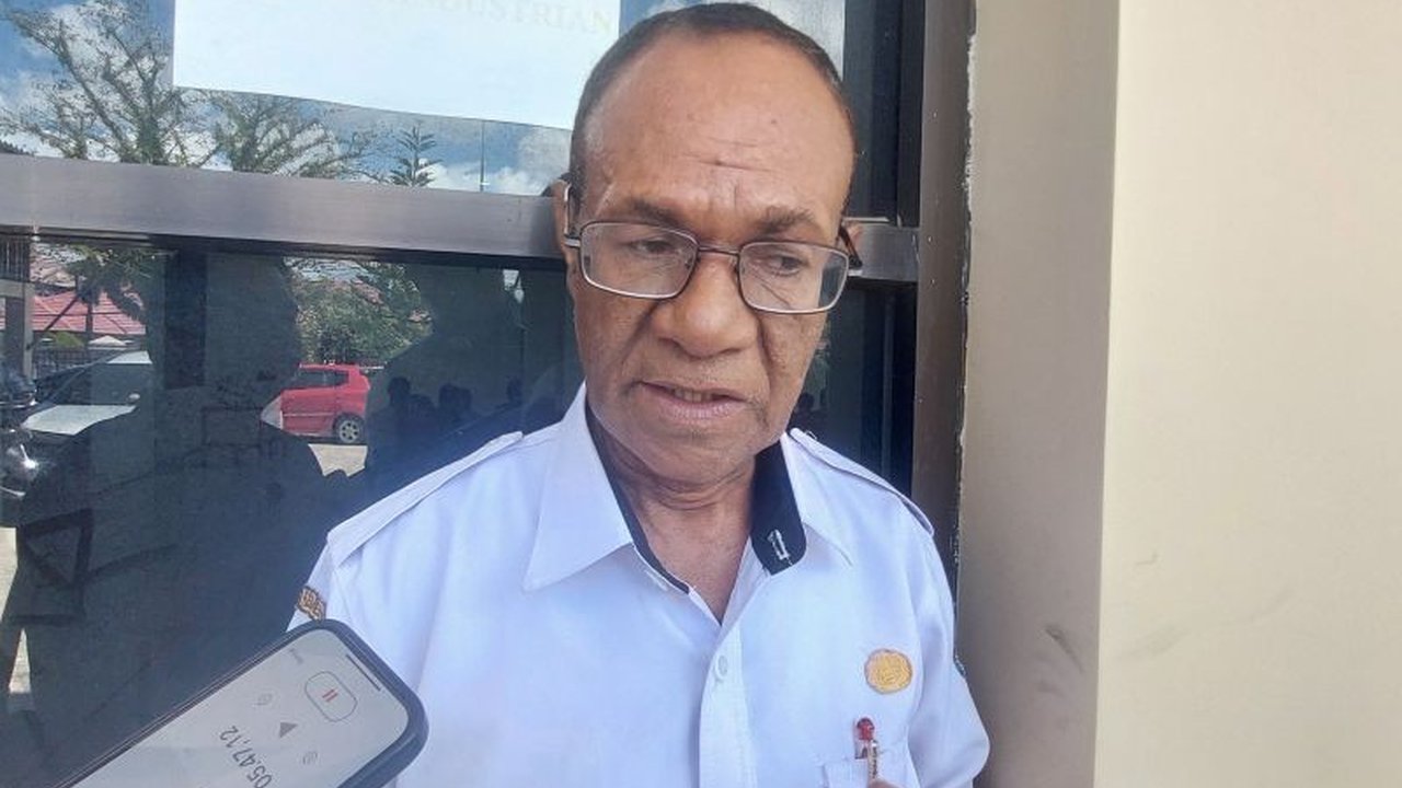 Dinas Perindustrian Kota Sorong memastikan ketersediaan minyak tanah di 10 distrik terpenuhi berkat tujuh agen dan 599 pangkalan yang tersebar.