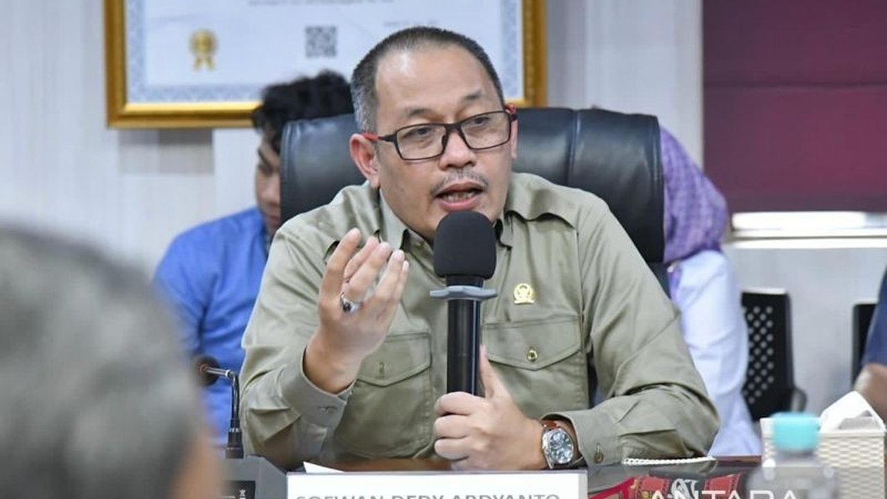 Anggota Baleg DPR, Sofwan Dedy Ardyanto, menjelaskan RUU Statistik sebagai upaya pencegahan penyalahgunaan survei, khususnya pada tahun politik, dengan mengatur lembaga survei dan membentuk Dewan Statistik Nasional.
