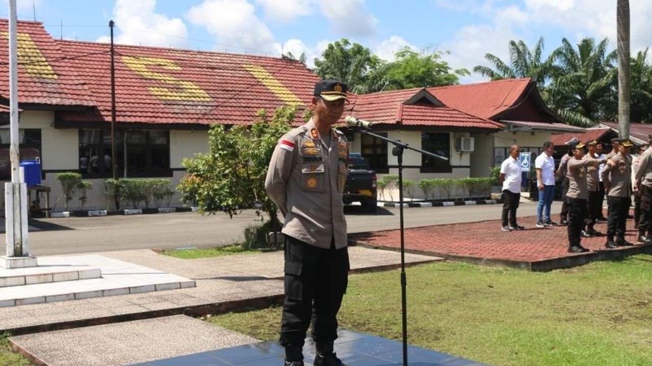 Polres Bengkayang menggelar latihan intensif pengamanan May Day 2025 untuk antisipasi aksi massa, meskipun pemerintah daerah membatasi kegiatan resmi akibat efisiensi anggaran.