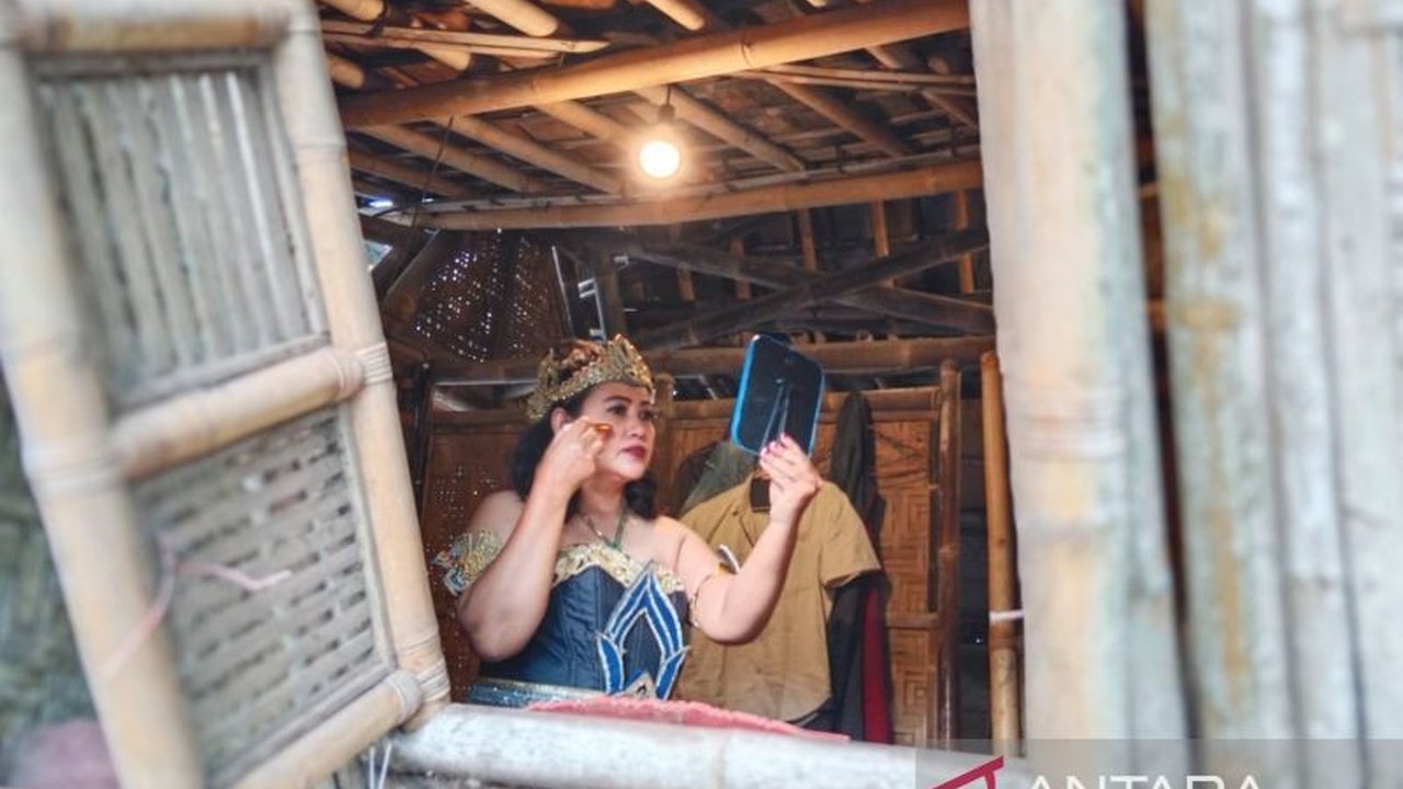 Kelompok ketoprak tobong Kelana Bhakti Budaya di Yogyakarta beradaptasi dengan perubahan zaman dengan tetap menjaga nilai seni dan budaya Jawa, melalui inovasi pertunjukan dan promosi digital.