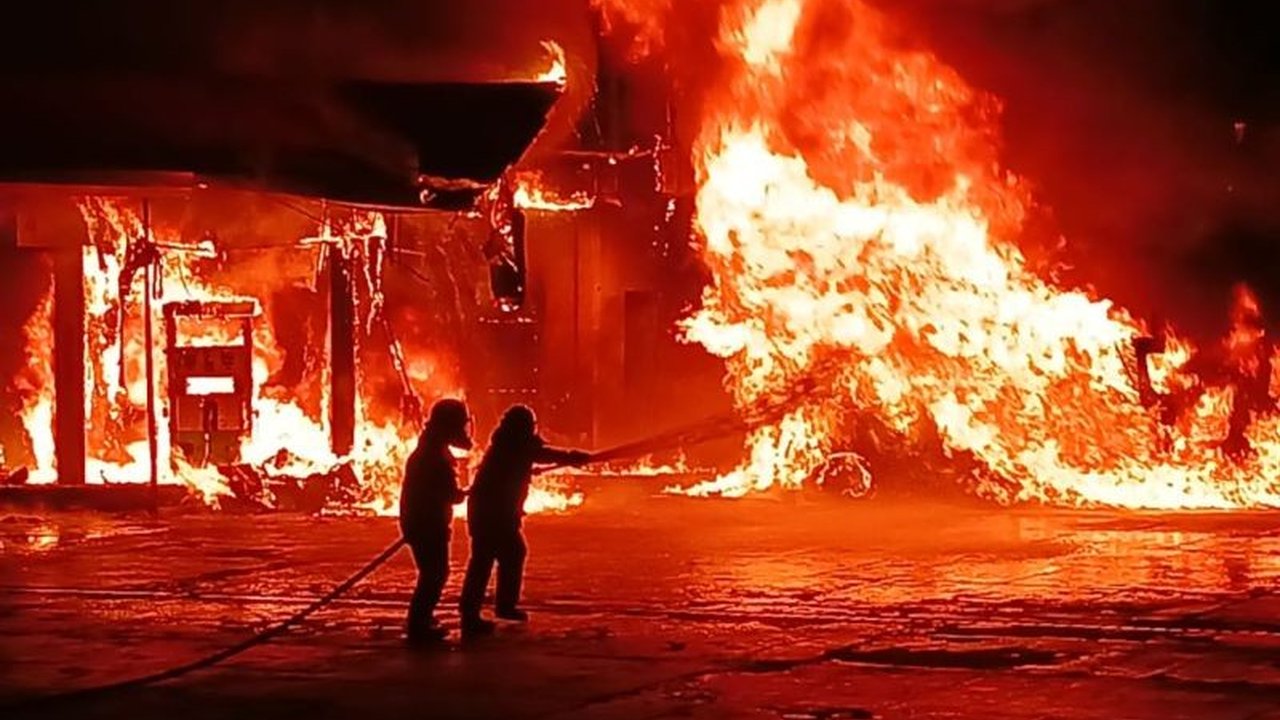 Pertamina Patra Niaga Regional Sumbagsel dan pihak berwenang menginvestigasi kebakaran SPBU di Jambi yang diduga berasal dari kebocoran pompa minyak, menyebabkan kerugian dan kepanikan.