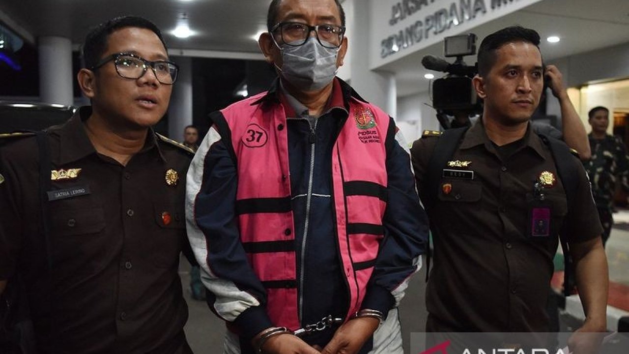 Kenaikan signifikan kasus korupsi di Indonesia pada 2025 menimbulkan paradoks, di satu sisi kinerja penindakan menurun, namun di sisi lain kasus mega korupsi diungkap Kejaksaan Agung, menunjukkan kompleksitas pemberantasan korupsi.