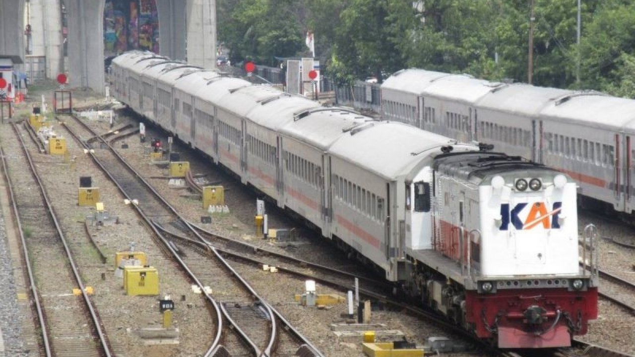 PT KAI Divre I Sumatera Utara mendorong penggunaan teknologi Face Recognition Boarding Gate untuk mempercepat proses boarding dan mengurangi limbah kertas, mendukung keberlanjutan lingkungan.