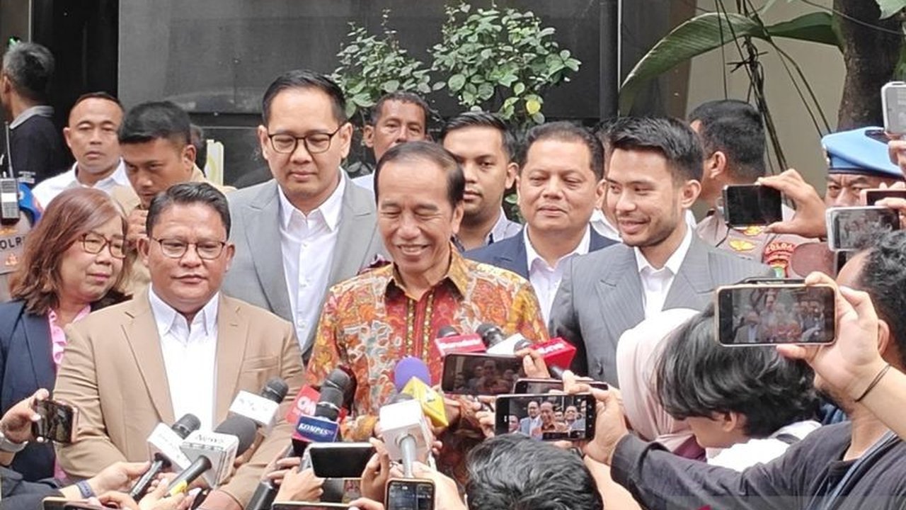 Presiden Jokowi resmi laporkan tudingan ijazah palsu ke Polda Metro Jaya dan mempersilakan polisi periksa ijazahnya dengan forensik digital untuk membuktikan keasliannya.