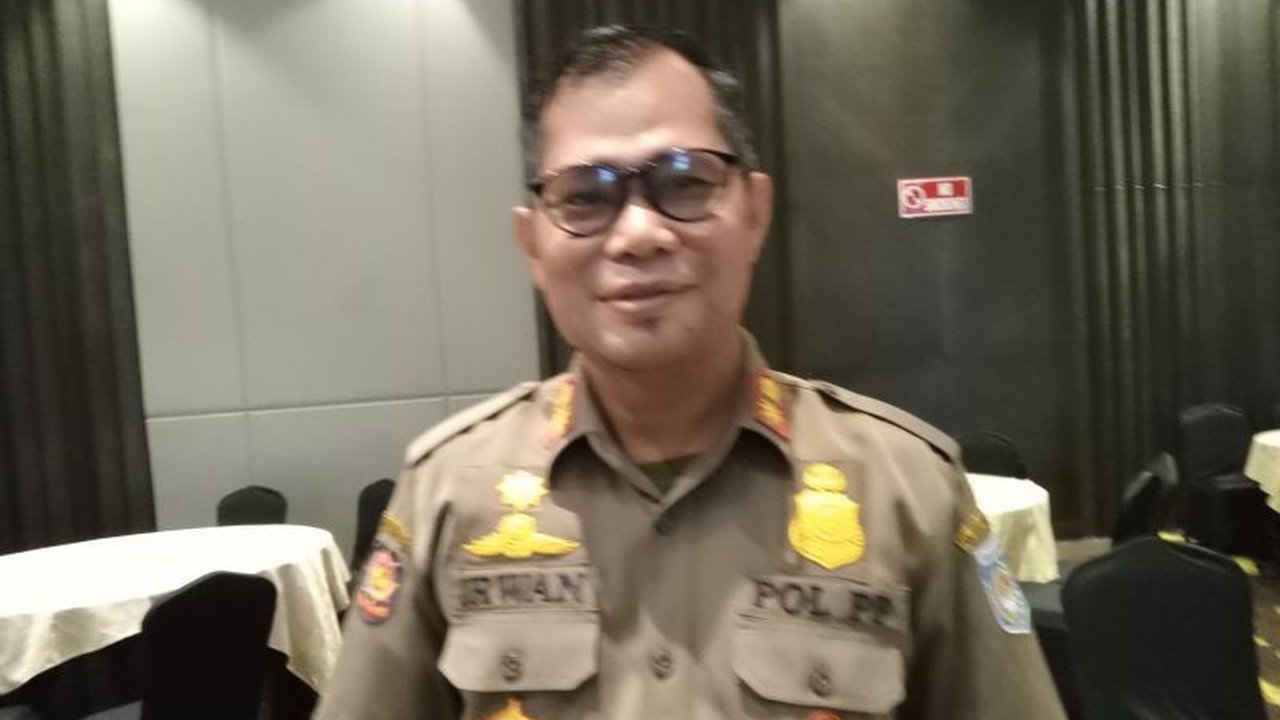 Pemerintah Kota Mataram menertibkan pedagang musiman di Asrama Haji Embarkasi Lombok untuk menjaga keamanan dan kenyamanan selama pemberangkatan jamaah haji tahun 2025.