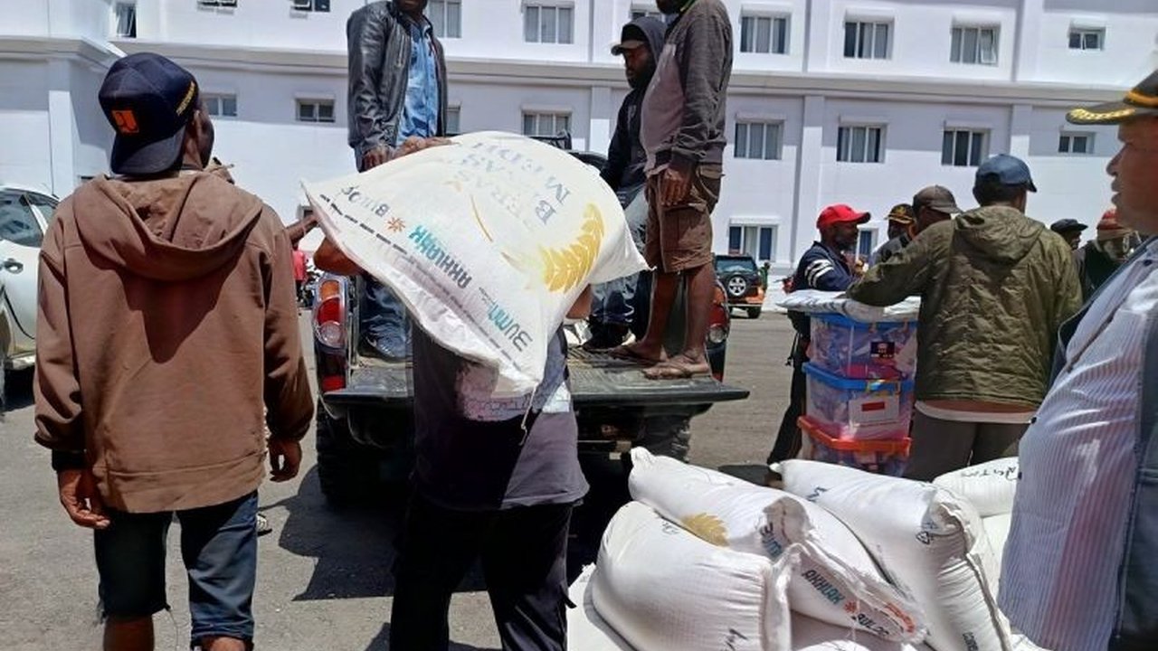 Pemerintah Kabupaten Jayawijaya mendistribusikan logistik ke sembilan distrik yang terdampak banjir, meliputi beras, mi instan, dan kebutuhan pokok lainnya untuk 11.971 kepala keluarga.