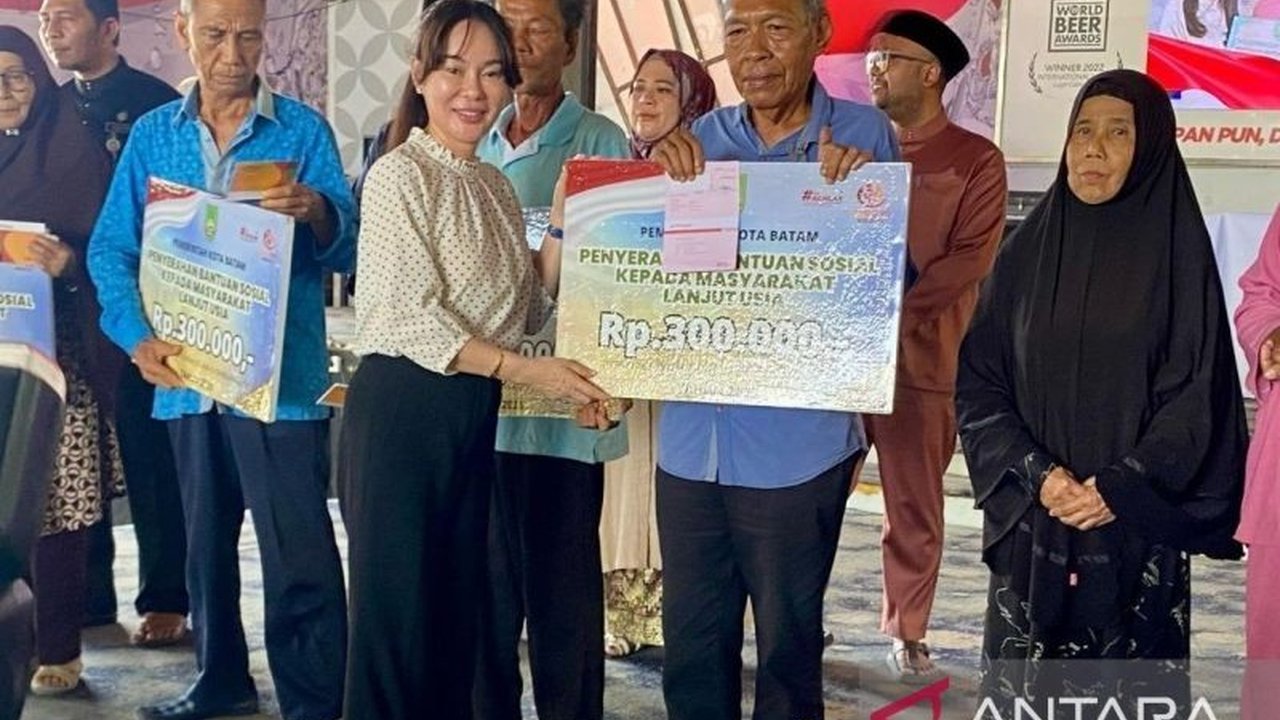 Pemerintah Kota Batam menyalurkan bantuan sosial (bansos) sebesar Rp600 juta kepada 2.000 lansia melalui transfer langsung ke rekening masing-masing sebagai bentuk pemberdayaan masyarakat.