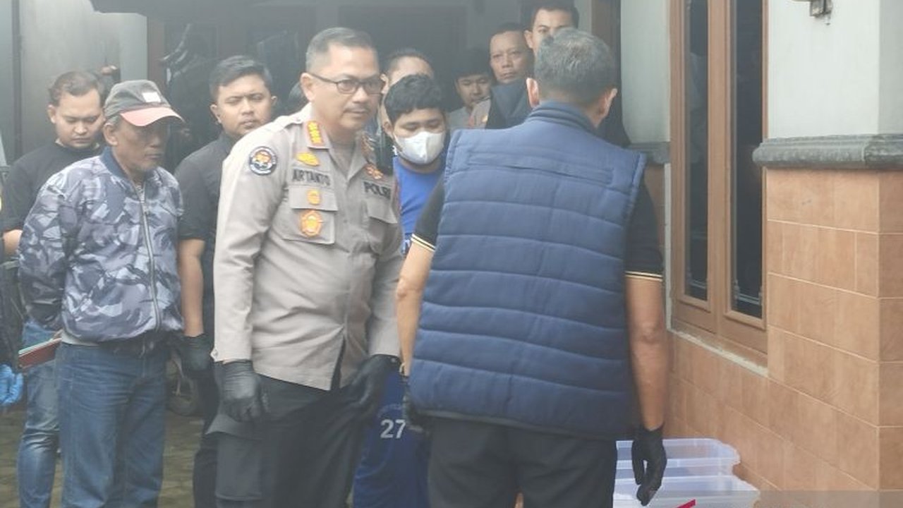 Polda Jateng menggeledah rumah terduga predator seks di Jepara dan menemukan barang bukti terkait pornografi anak, termasuk kartu perdana, alat kontrasepsi, dan telepon selular.