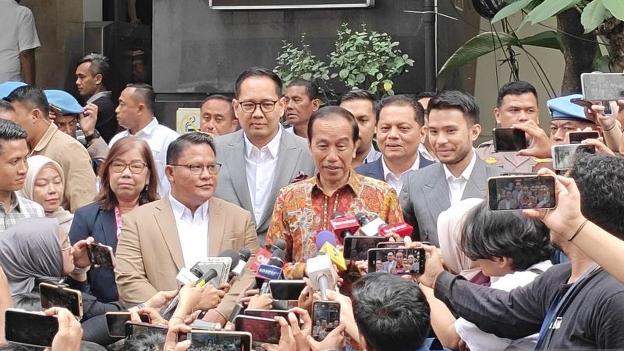 Presiden Jokowi melaporkan tudingan ijazah palsu yang ditujukan kepadanya ke Polda Metro Jaya untuk meluruskan isu tersebut dan memastikan proses hukum berjalan.