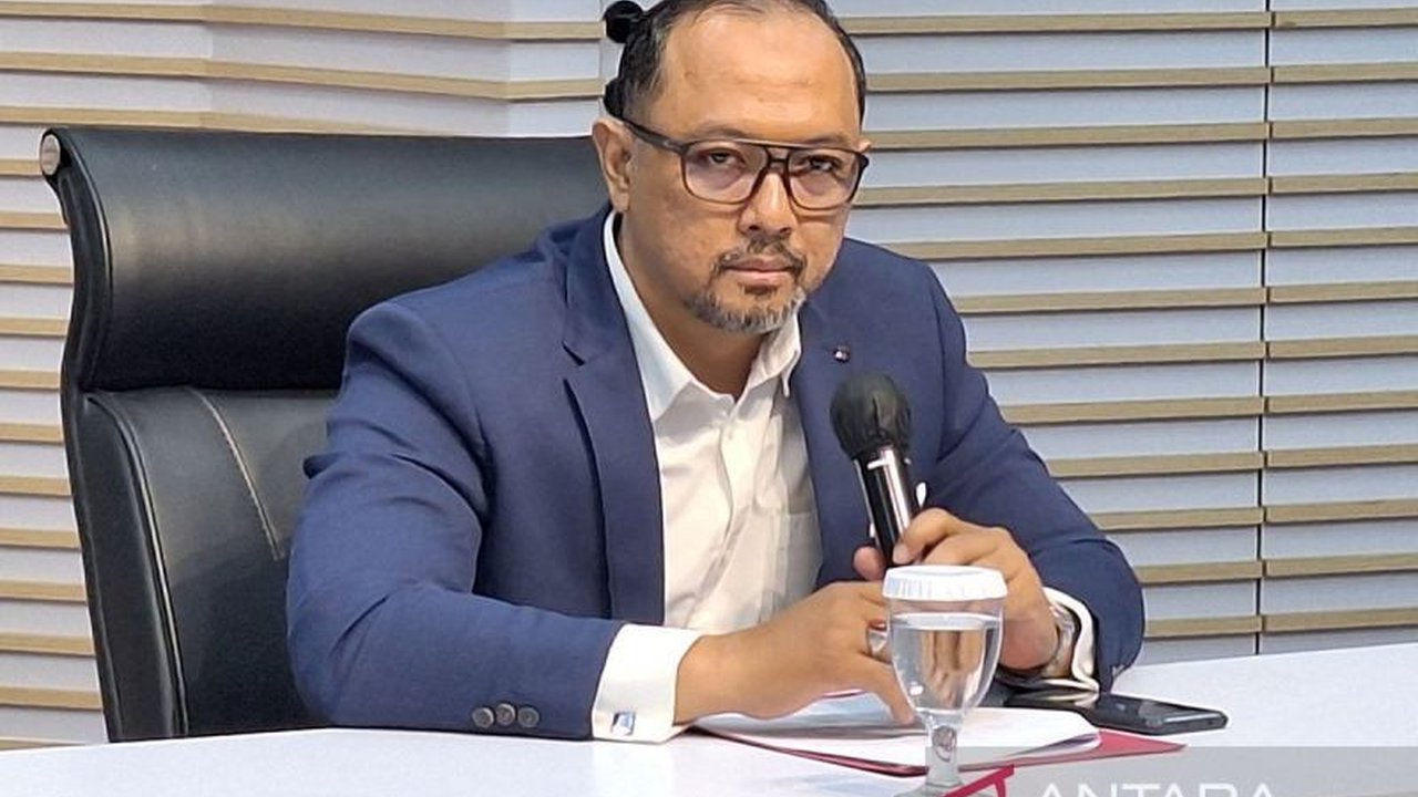 Komisi Pemberantasan Korupsi (KPK) memeriksa tiga mantan pejabat PT Pertamina terkait dugaan korupsi penerimaan gratifikasi dalam tender pengadaan katalis senilai belasan miliar rupiah.