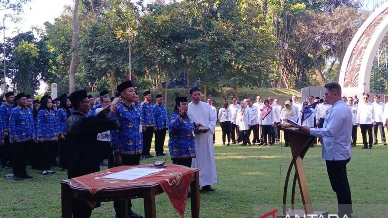 Sebanyak 261 ASN Kota Magelang dilantik di puncak Gunung Tidar sebagai simbol kekuatan dan integritas dalam melayani masyarakat, menandai tonggak penting pengabdian mereka.