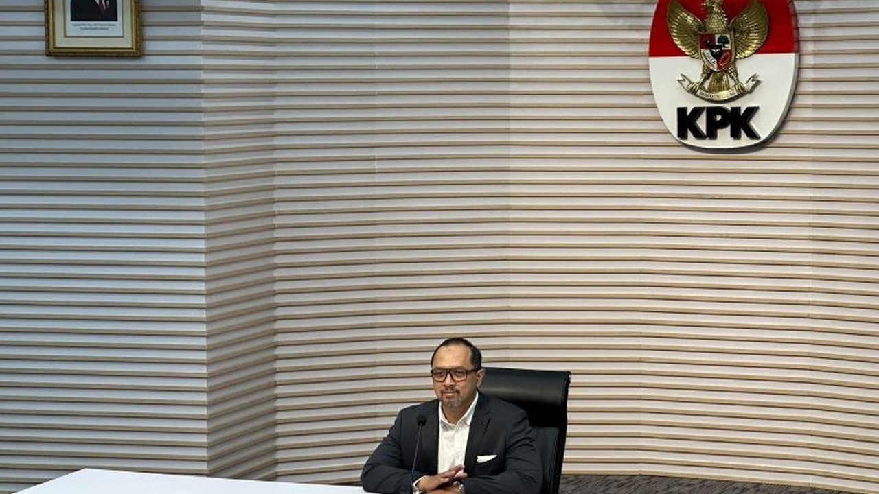 Komisi Pemberantasan Korupsi (KPK) mendalami aliran dana korupsi pemberian fasilitas kredit oleh Lembaga Pembiayaan Ekspor Indonesia (LPEI) ke PT Sakti Mait Jaya Langit (SMJL) dengan memeriksa dua pensiunan pejabat LPEI.