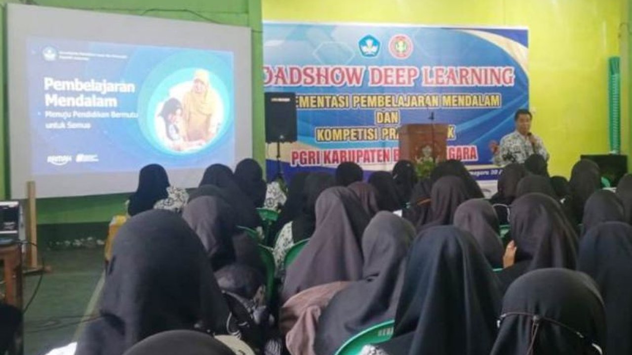 PGRI Banjarnegara menggelar pelatihan 'Roadshow Deep Learning' untuk meningkatkan kualitas pembelajaran dan membentuk karakter generasi beradab.