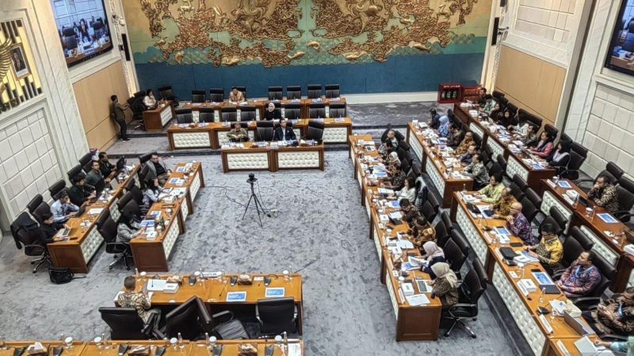 Komisi VII DPR RI mendorong Kementerian Pariwisata dan Ekonomi Kreatif untuk mempermudah akses pendanaan bagi pelaku ekonomi kreatif di Indonesia, menyusul kendala yang dihadapi pelaku UMKM dalam mengakses KUR.