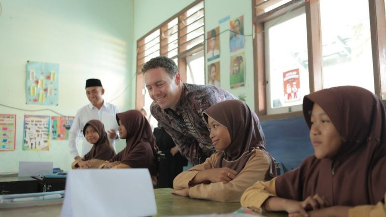 Kedutaan Australia memberikan apresiasi terhadap transformasi pembelajaran di SDN 2 Tanak Awu, Lombok Tengah, yang telah meningkatkan kualitas pendidikan dengan pendekatan berpusat pada siswa.