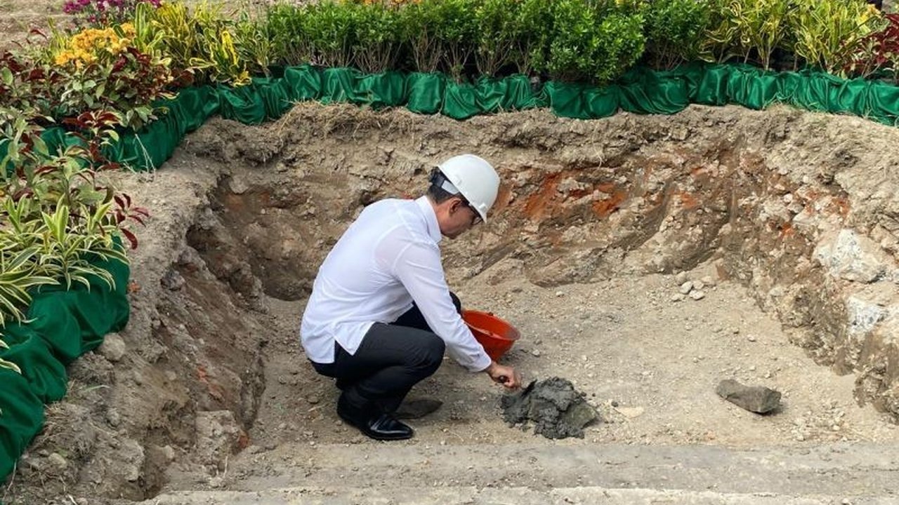 Pembangunan kantor Wali Kota Mataram yang baru di Jalan Gajahmada mengusung konsep ramah lingkungan, menggabungkan unsur budaya lokal dan arsitektur modern, ditandai dengan peletakan batu pertama pada 30 April 2025.