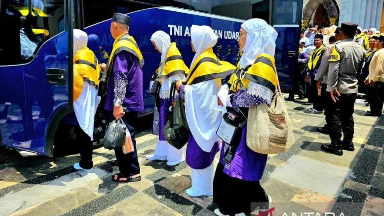 Pemerintah Kabupaten Natuna menanggung biaya akomodasi dan konsumsi 57 JCH selama di Batam sebelum keberangkatan ke Tanah Suci, meringankan beban ekonomi para jamaah.
