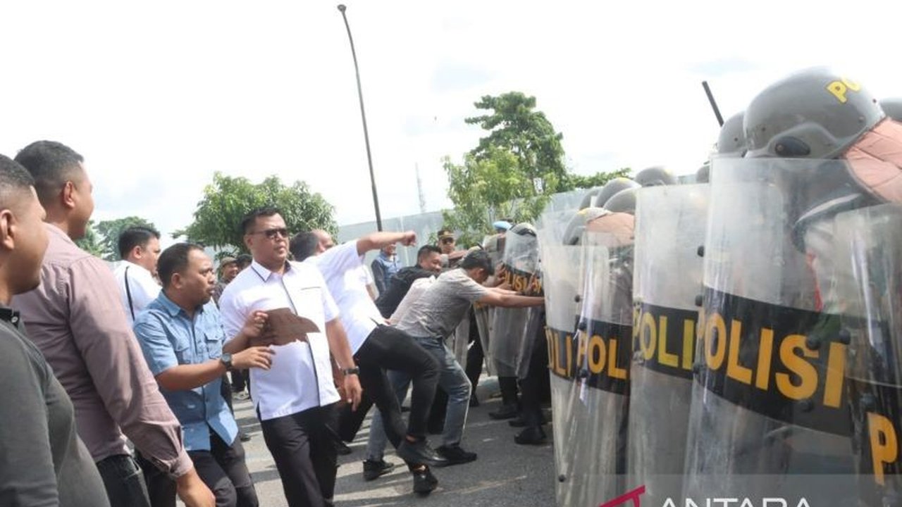 Polresta Kendari menggelar simulasi pengamanan unjuk rasa Hari Buruh 2025 untuk memastikan keamanan dan ketertiban selama peringatan Hari Buruh di Kota Kendari.