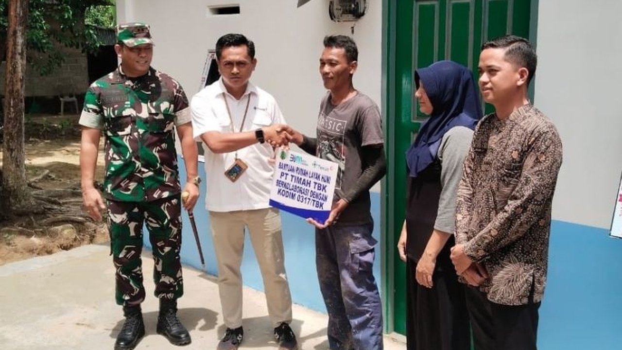 PT Timah Tbk bersama Kodim 0317/TBK serahkan rumah layak huni kepada Nasir, warga Desa Gemuruh, Karimun, sebagai wujud kepedulian terhadap masyarakat kurang mampu.