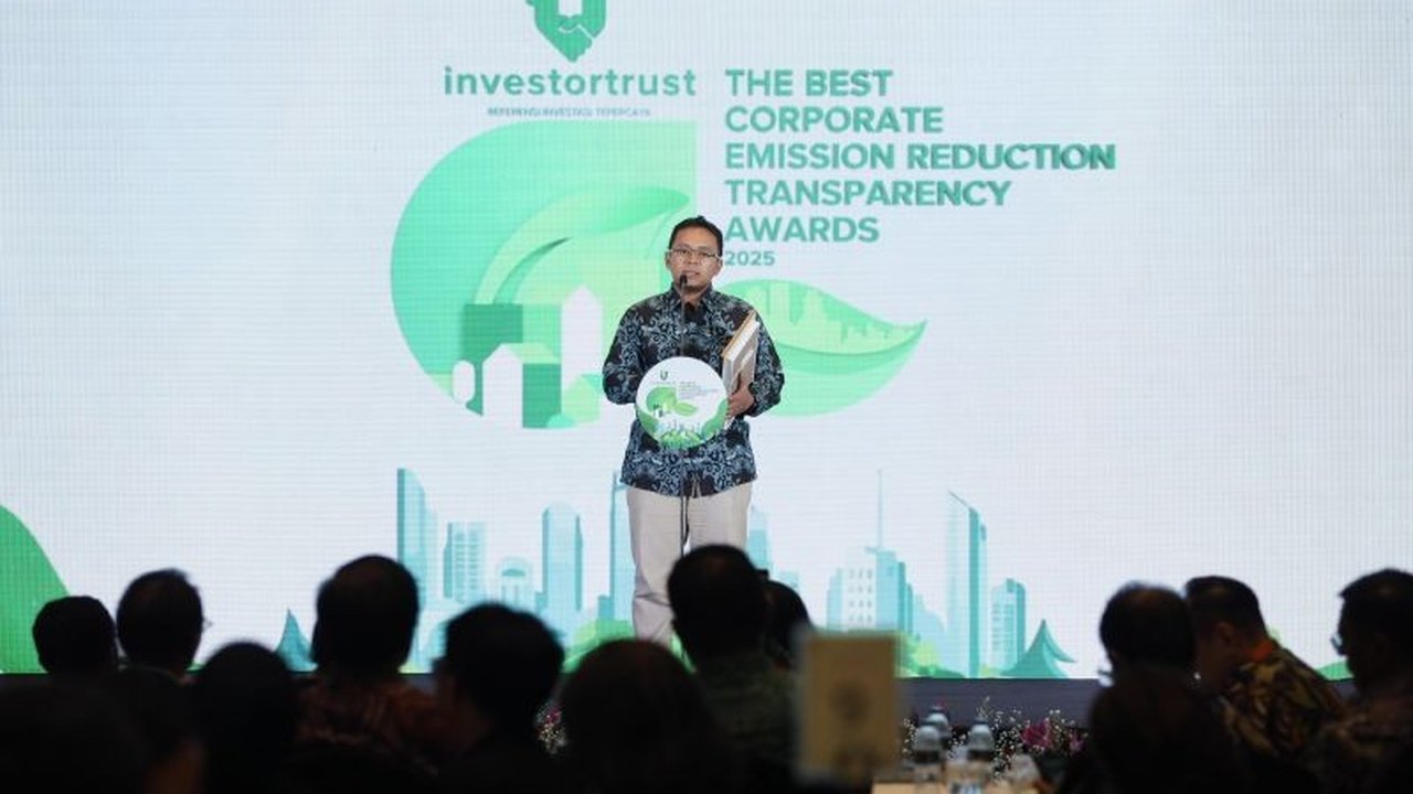 PT Pupuk Indonesia (Persero) meraih penghargaan atas transparansi dan strategi efektifnya dalam mengurangi emisi karbon, berkomitmen mencapai netralitas karbon pada 2060.