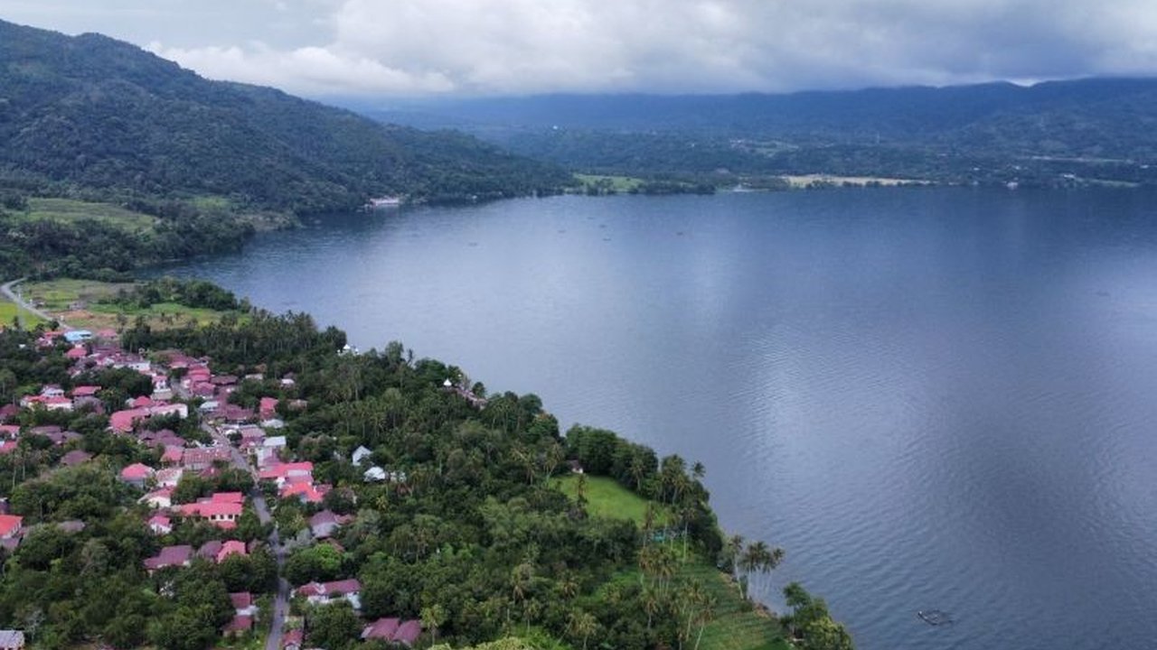 Meskipun menuai penolakan warga, pembangunan Pembangkit Listrik Tenaga Surya (PLTS) terapung di Sumatera Barat dipastikan tetap berjalan oleh Wakil Ketua Komisi VI DPR RI.
