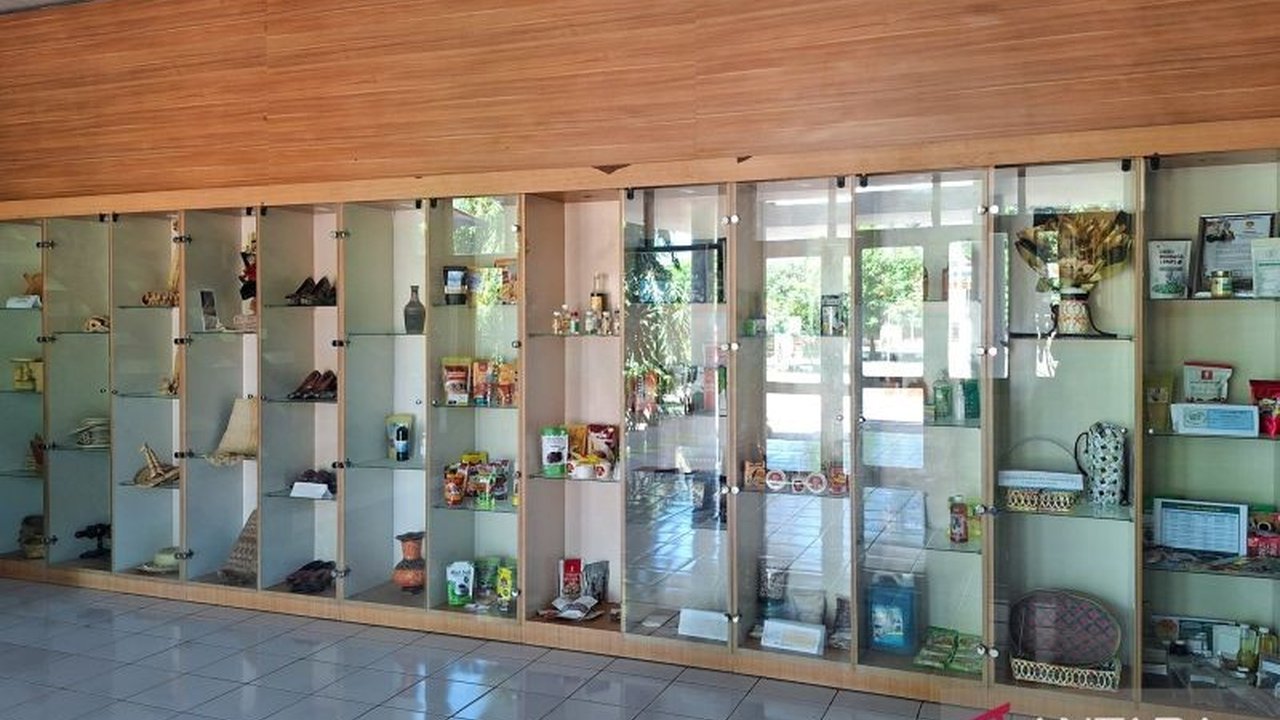 Pemerintah Provinsi NTT melalui Disperindag siapkan gerai produk IKM di Bandara El Tari Kupang untuk mendukung program Gerakan Beli NTT dan meningkatkan pemasaran produk lokal.