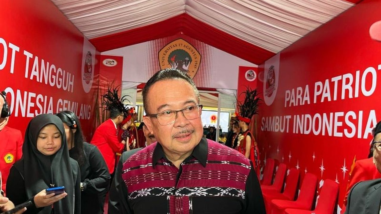 Prof. Rhenald Kasali menekankan pentingnya mentalitas tangguh bagi lulusan Untag Surabaya dalam menghadapi tantangan dunia kerja yang kompetitif di era disrupsi.