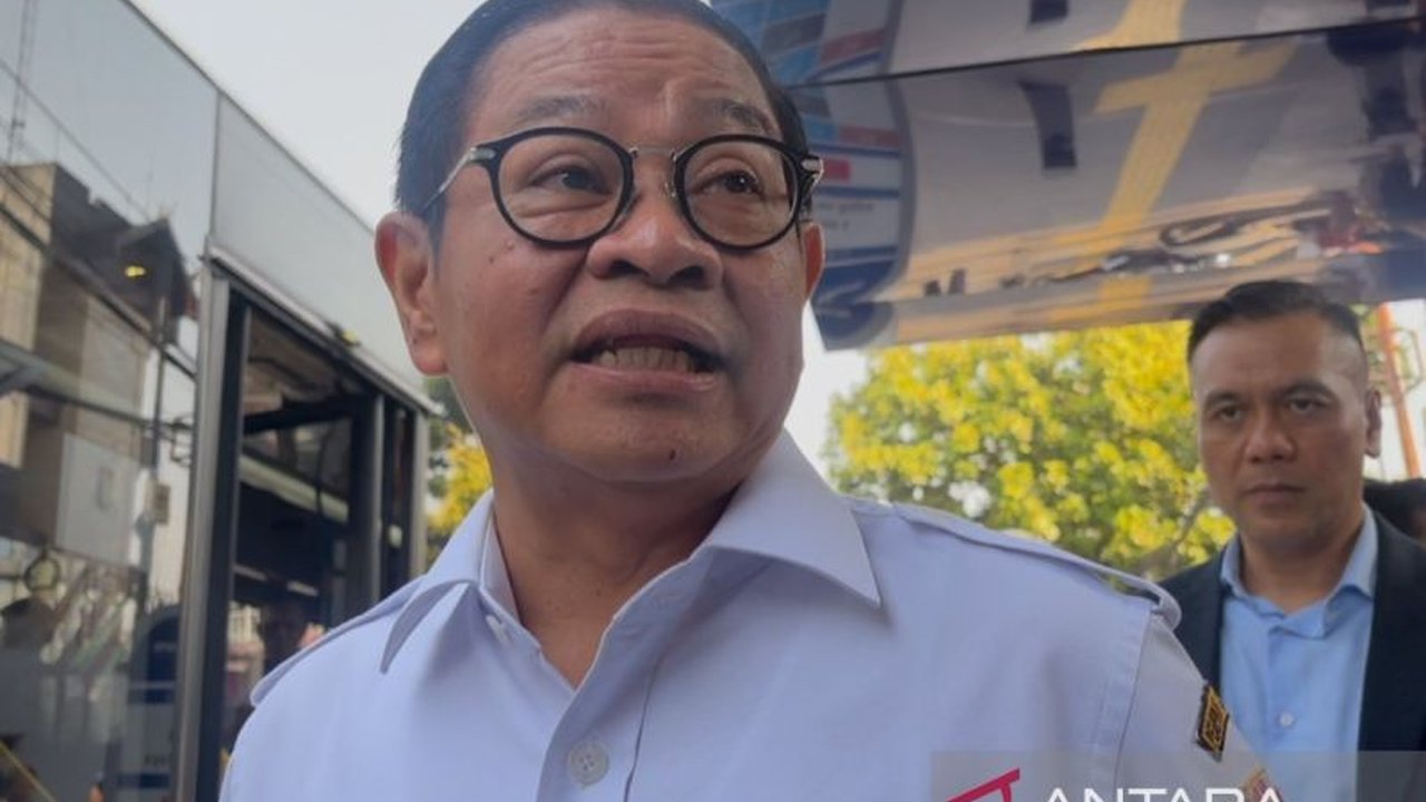 Gubernur DKI Jakarta, Pramono Anung, meminta seluruh ASN untuk menggunakan transportasi umum setiap Rabu dan mewajibkan mereka mengunggah swafoto sebagai bukti, Satpol PP dilibatkan dalam pengawasan.