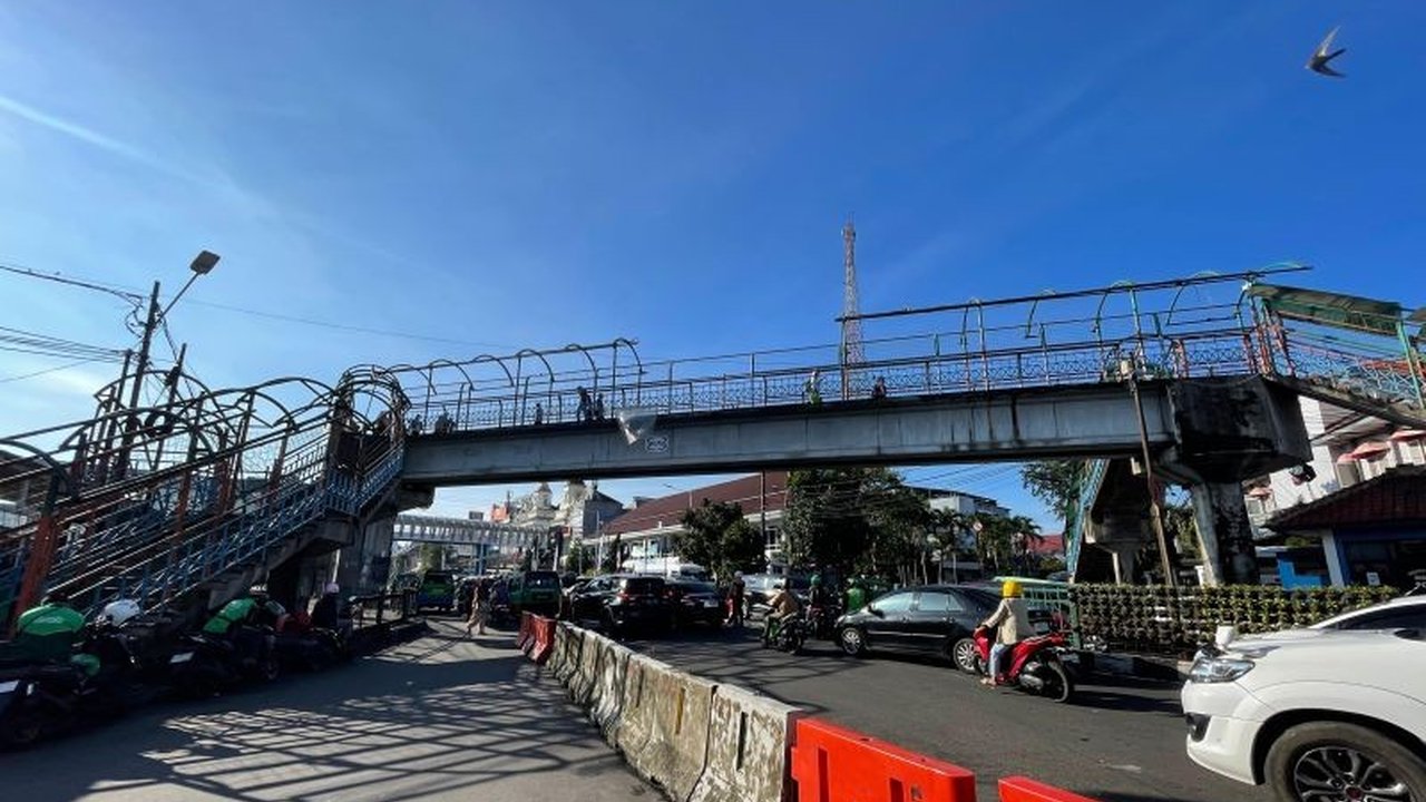 Pemerintah Kota Bogor membongkar jembatan penyeberangan orang (JPO) Paledang karena masalah konstruksi dan keamanan, lalu menggantinya dengan penyeberangan model 'pelican crossing' yang lebih aman dan nyaman.