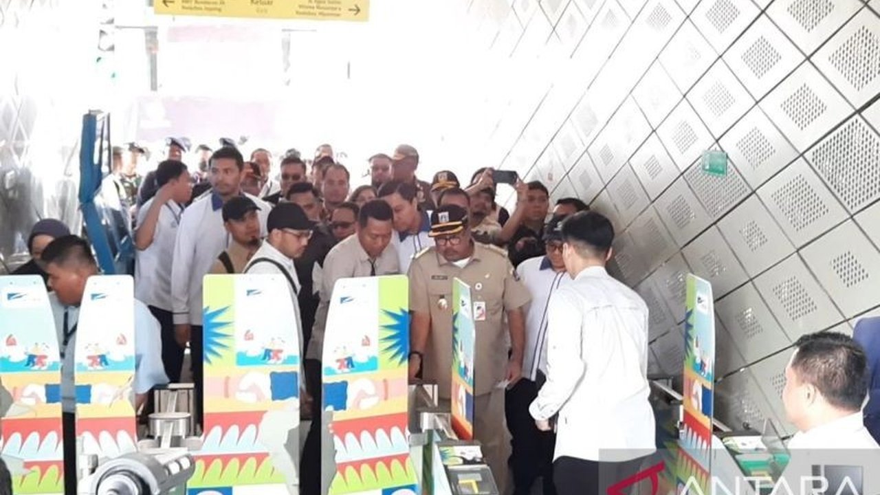 Kebijakan ASN DKI Jakarta naik transportasi umum setiap Rabu menjadi evaluasi layanan angkutan publik, karena belum semua wilayah terjangkau.