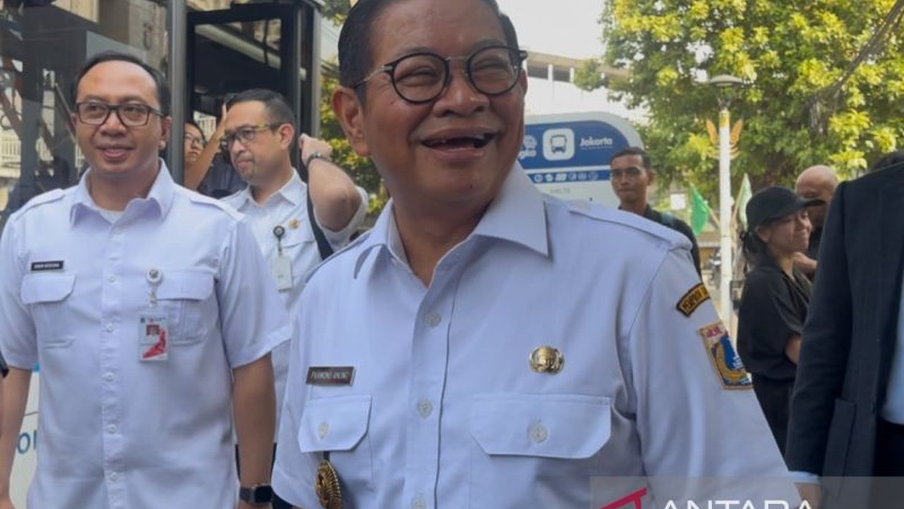 Gubernur DKI Jakarta, Pramono Anung Wibowo, mencontohkan penggunaan transportasi umum dengan menaiki Transjakarta, sesuai Instruksi Gubernur Nomor 6 Tahun 2025.