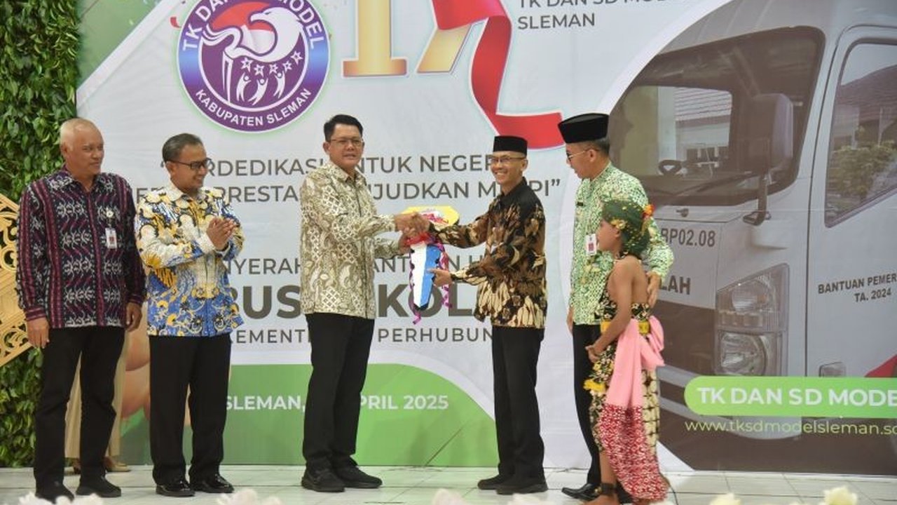 Kementerian Perhubungan memberikan hibah satu unit bus sekolah kepada TK dan SD Model Sleman, guna meningkatkan keselamatan dan kenyamanan siswa serta mendukung program Bus Sekolah Gratis Kabupaten Sleman 'Si Bulan'.