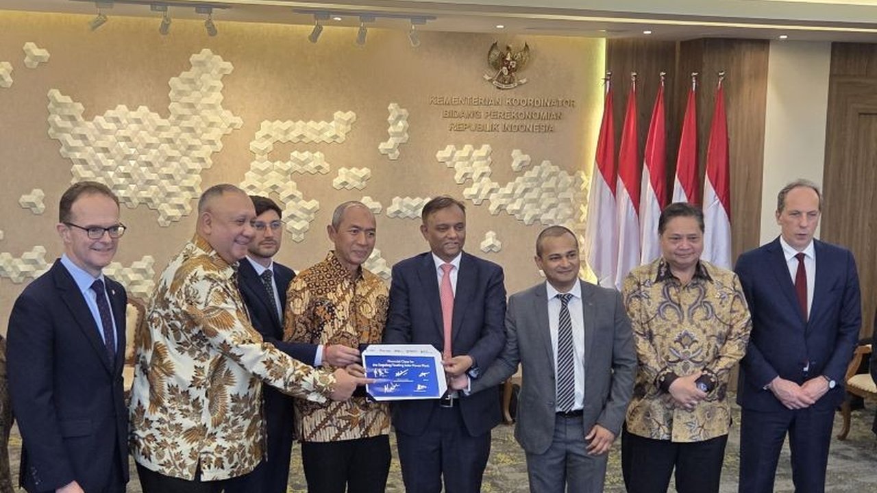 Pemerintah Indonesia berhasil mendapatkan pendanaan 60 juta dolar AS dari mitra internasional untuk membangun Pembangkit Listrik Tenaga Surya (PLTS) Terapung Saguling di Jawa Barat, proyek yang mendukung transisi energi bersih.