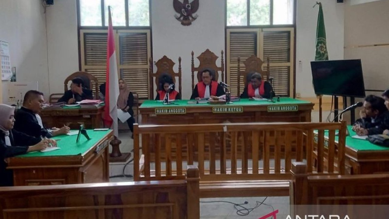 Yenny, pegawai Bank Mega di Medan, divonis 8 tahun penjara dan denda Rp1 miliar karena terbukti menggelapkan dana perusahaan senilai Rp8,6 miliar dan melakukan pencucian uang.