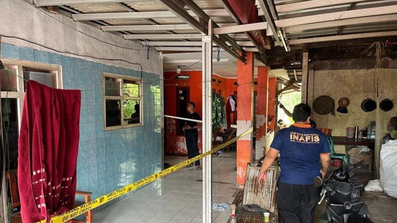 Polres Karawang selidiki kasus dugaan pencurian dengan kekerasan yang mengakibatkan tewasnya seorang lansia di rumahnya, pelaku berhasil membawa kabur perhiasan emas korban.