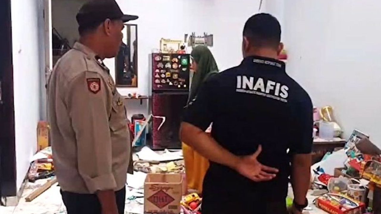 Ledakan diduga akibat kebocoran gas di Makassar melukai seorang lansia berusia 68 tahun dengan luka bakar 35 persen; polisi selidiki penyebabnya.