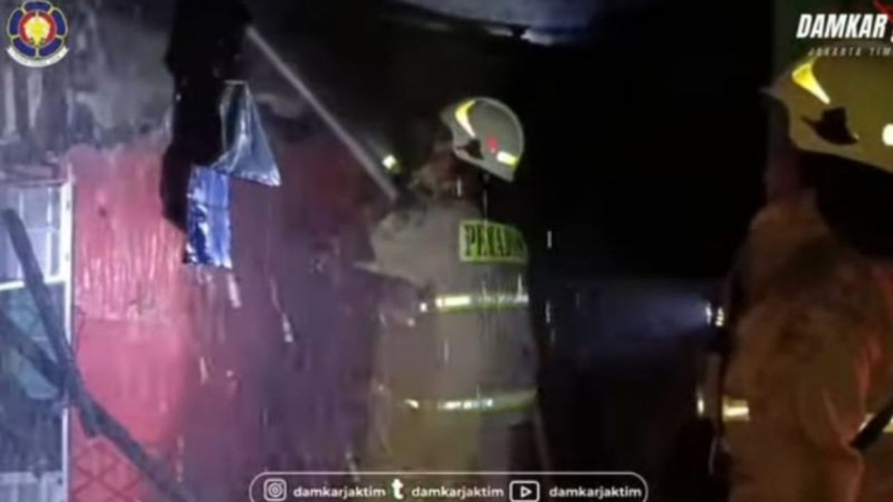 Kebakaran Cililitan Hanguskan Tiga Bangunan, Lima Jiwa Selamat