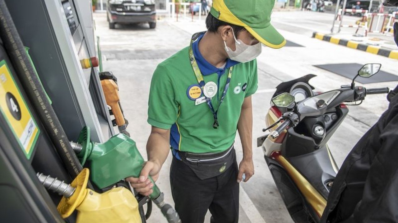 BP Indonesia dan Pertamina menurunkan harga BBM jenis tertentu mulai 1 Mei 2025, memberikan keringanan bagi konsumen di tengah tantangan ekonomi.