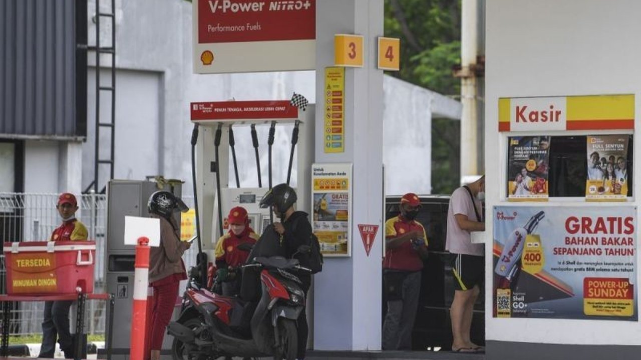 Shell Indonesia resmi menurunkan harga BBM jenis Shell Super, V-Power, V-Power Diesel, dan V-Power Nitro+ mulai 1 Mei 2025; Pertamina juga turut menurunkan harga Pertamax series.