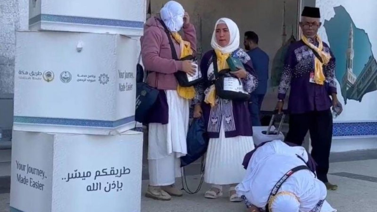 Petugas PPIH Arab Saudi siap sambut kedatangan jamaah haji Indonesia kloter pertama di Madinah pada 2 Mei 2025 dengan layanan fast track dan berbagai persiapan matang.