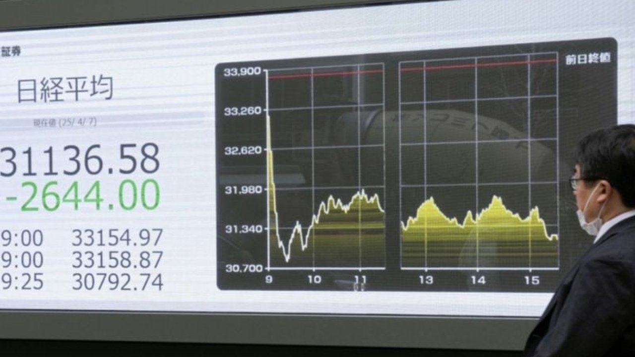Saham-saham di bursa Tokyo dibuka menguat pada Kamis pagi, mengikuti tren positif indeks Dow Jones AS dan harapan pemangkasan suku bunga Federal Reserve.
