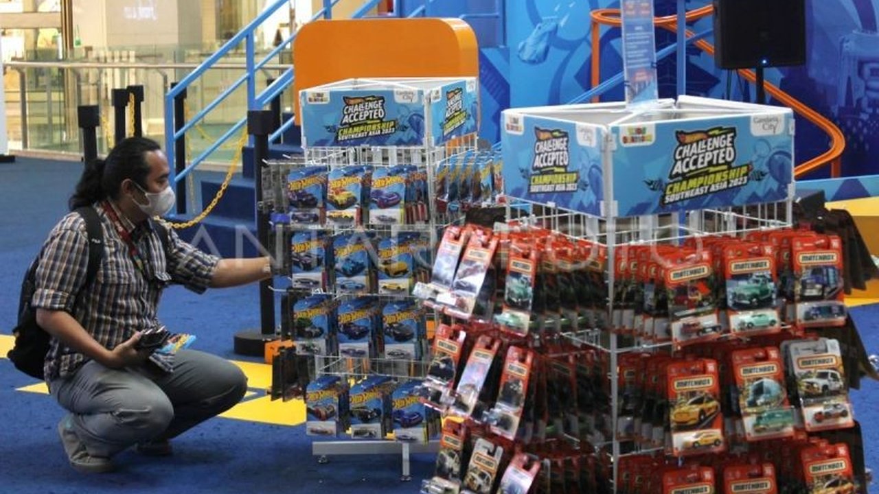 Berita ekonomi terkini: Pendapatan negara meningkat signifikan, namun potensi kenaikan harga barang impor, termasuk mainan anak, menjadi sorotan.