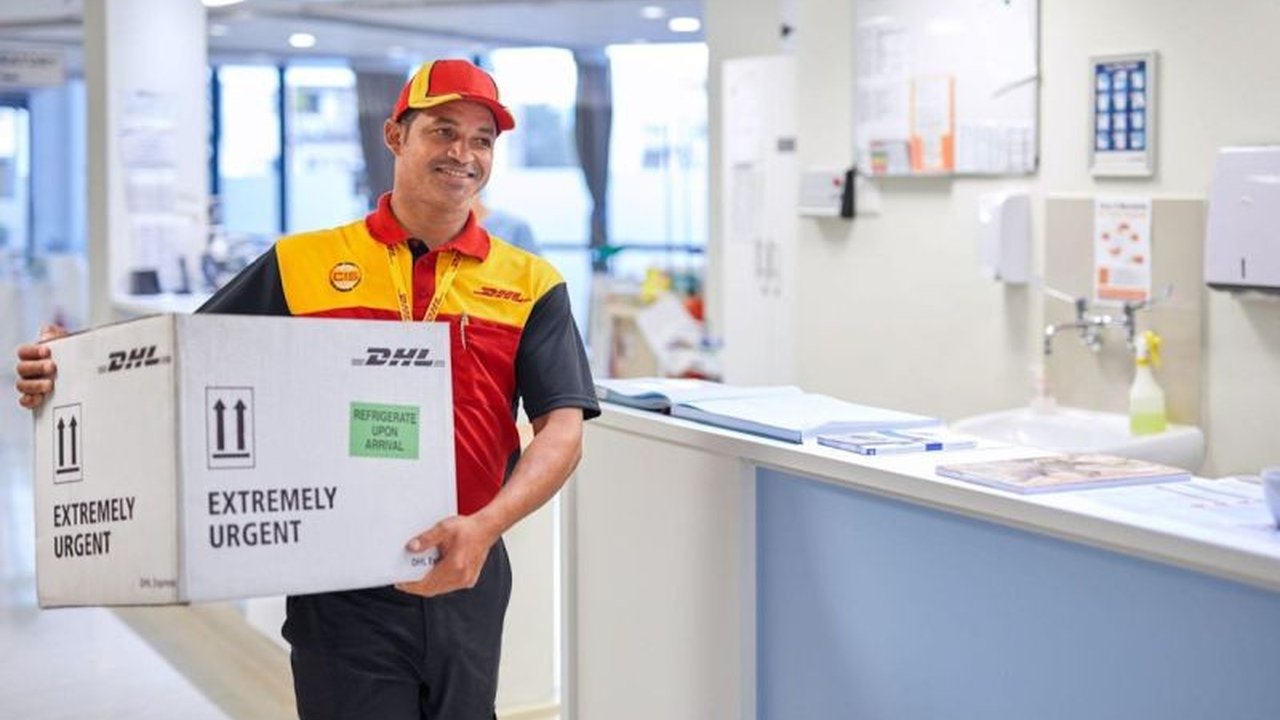 DHL Group menginvestasikan 2 miliar euro untuk meningkatkan layanan logistik di sektor kesehatan, dengan fokus pada infrastruktur modern, rantai dingin, dan pengiriman yang andal.