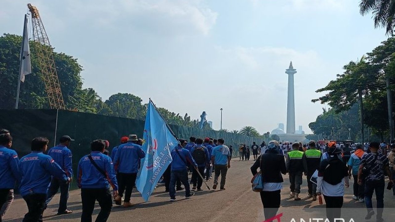 Ribuan buruh dari berbagai daerah memadati Monas untuk memperingati May Day 2025, menyampaikan enam aspirasi penting kepada Presiden Prabowo Subianto yang hadir.