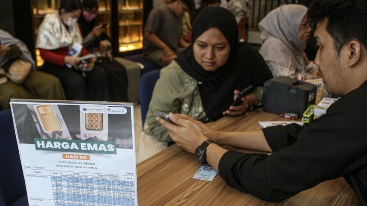 Harga emas Antam turun drastis menjadi Rp1.932.000 per gram pada 1 Mei 2024, mempengaruhi harga jual kembali dan dikenakan pajak sesuai PMK No. 34/PMK.10/2017.